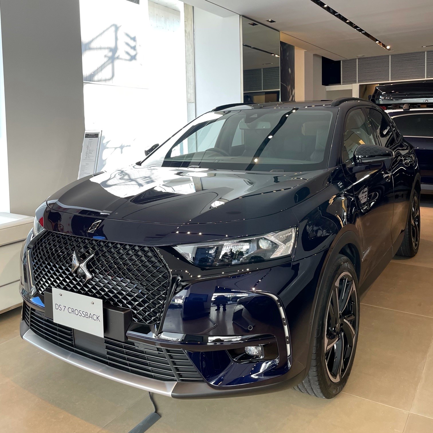 DS 7 CROSSBACK LOUVRE展示中！