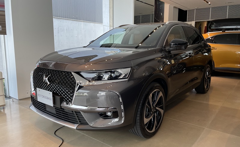 DS 7 CROSSBACK ALEZAN、展示しております