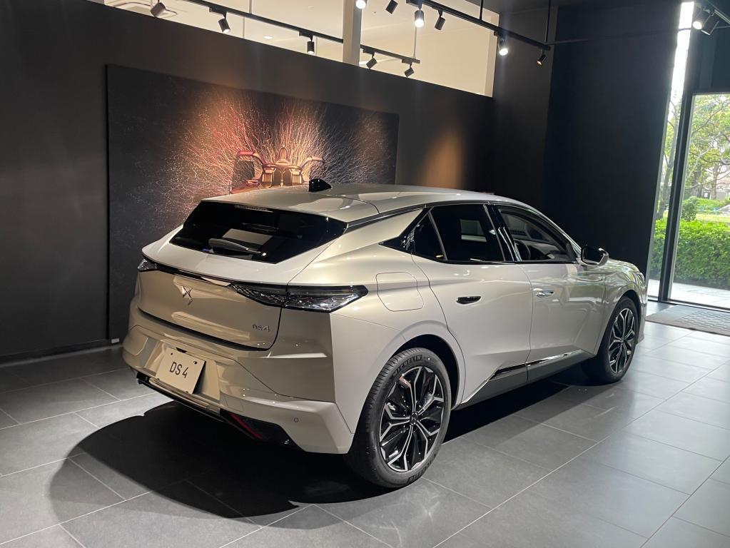 【日本で1台のみの仕様】DS 4 ETOILE Champs Élysées展示中
