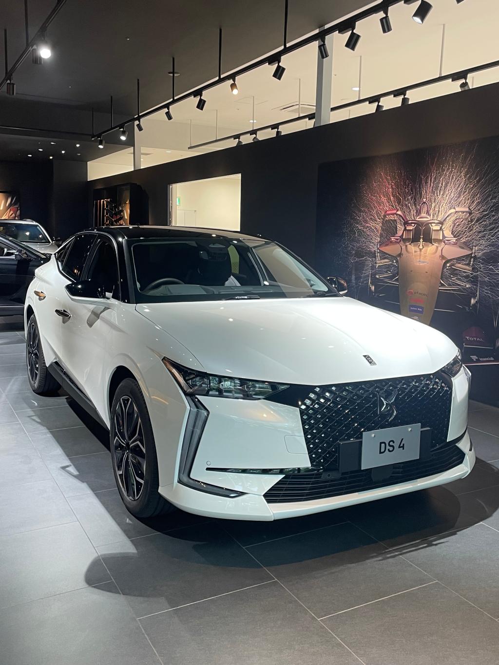 DS 4 ETOILE Champs Élysées 展示中